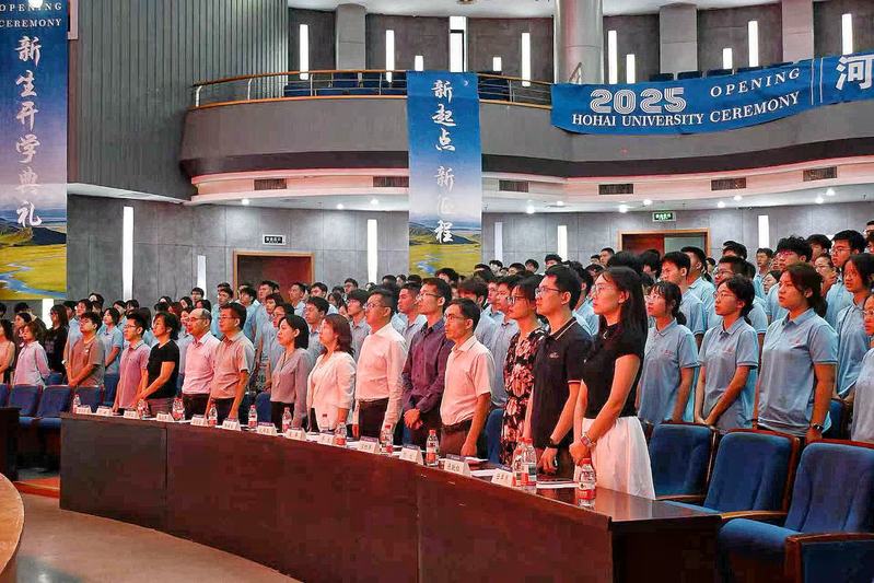 探地理之律、担时代重责——2026世界杯官网隆重举行2025级新生开学典礼